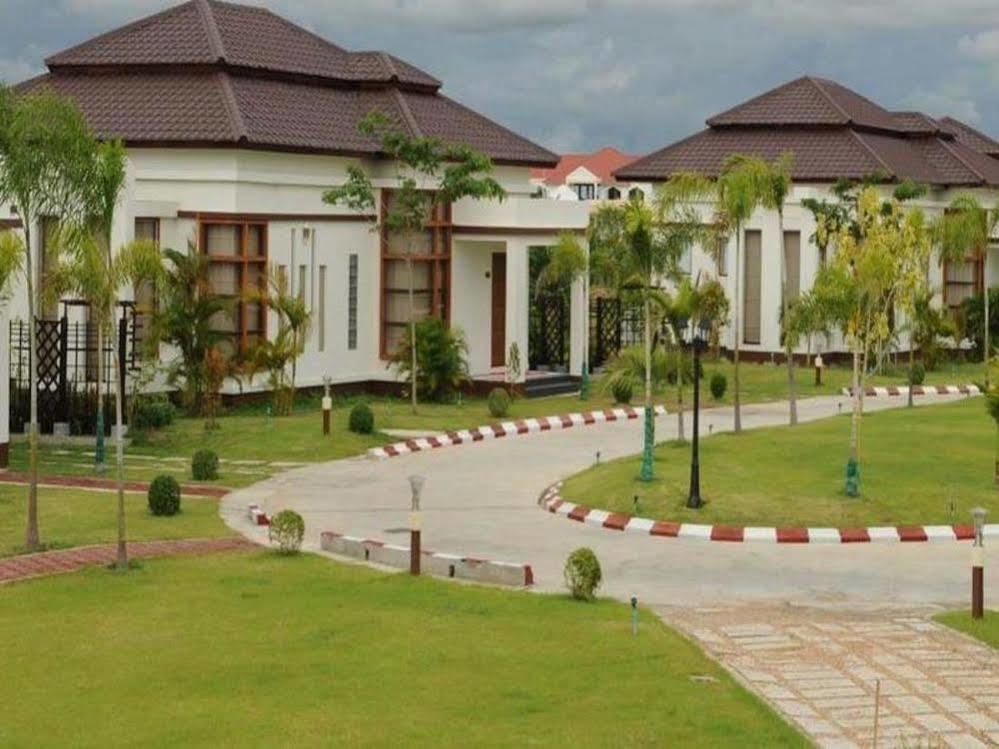 ザ ゴールデン レイク ホテル Naypyidaw エクステリア 写真